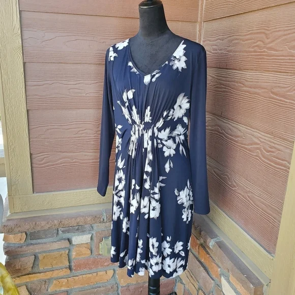 Simply Vera Vera Wang NWOT Black and Cream Floral Long Sleeve Stretchy Dress - Picture 3 of 13